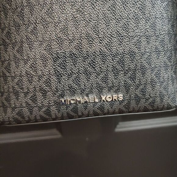 Michael Kors Kimberly Bucket Crossbody Bag - Picture 5 of 16